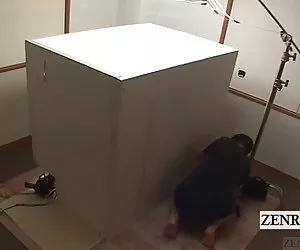 Mujeres japonesas con los ojos vendados escoltadas en caja subtítulos
