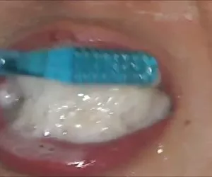 Asiático con secado en la cara cumbrush