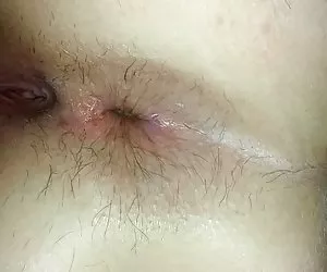 Culo abierto en la cama. el día después de la primera anal!