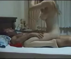 chica por culo xxx de grandes tetas universitaria se engancha con viejo