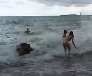 Trío xxx porn en la playa