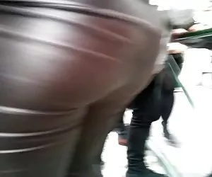 Mas que zorras dos chicas en leggins de cuero