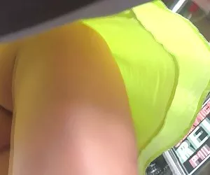 Enanas putas bajo falda 11