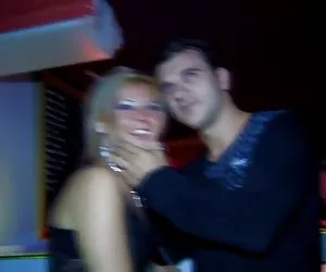 Orgía mujers desnudad en el bar con los aficionados