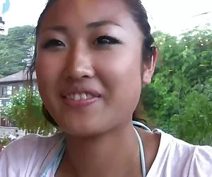 Videos de putas cojiendo linda chica está comiendo su desayuno sonriendo