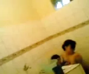 Indonesia-Eva xxx tutas en el baño mientras amigos registrados