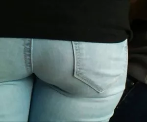 Culo cojiendo puta apretado de adolescente joven en jeans en cam oculta restaurante