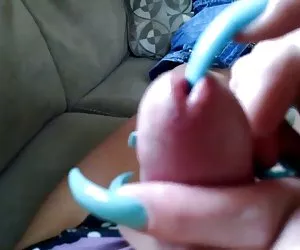 Inserción de pee agujero de uñas azul