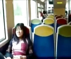 Asiática milf frota su clítoris en un tren.