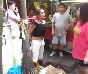 Mujer enfurecida tiras topless en público (parte 1)