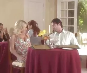 Mujeres follando guapo y hermoso en un restaurante