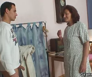 Abuela sexo por el chico de coser salta polla fresca