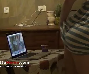 Caché tetas con la cámara de voyeur delante de mi cocina en francés