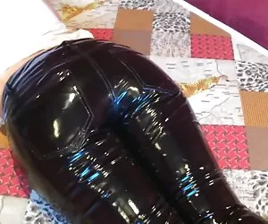 Squeezingmy sexo gratis ver culo en pantalones de vinilo brillante