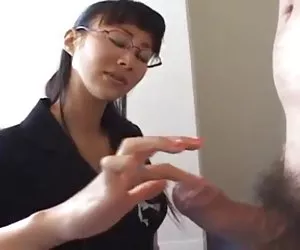 Mujer maduras viejas de negocios asiática da handjob caliente