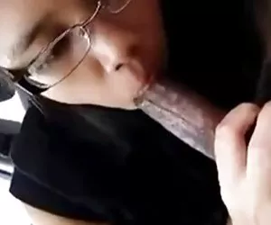 Teen videos calientes culonas asiática con gafas en un coche da bj como un profesional