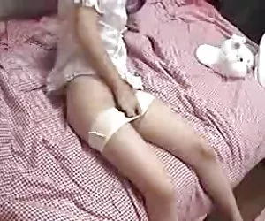 Putas gratis videos chica japonesa juega con su coño en la cama