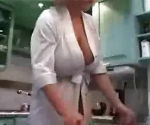 Porno gratis mi tía no caliente cocina desnuda