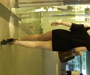 Upskirt - chica en minifalda apretada, bomba de leopardo