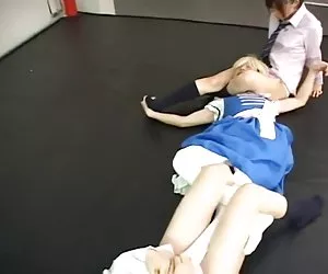 2 chicas humillan a un chico pequeño
