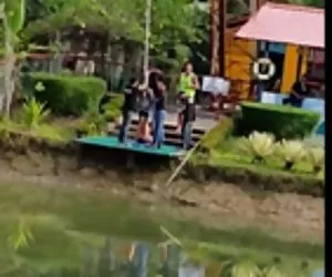 Salto de bungy desnudo
