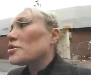 chico videos putas joven seducir una madre tetona en la calle y follarla