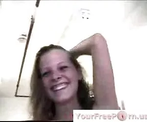 Madurasputas big boobed cutie con arbustos naturales sobre la mesa parte1