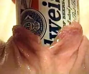 Nenas putas videos inserción de objetos extremos utilizando una lata de cerveza budweiser