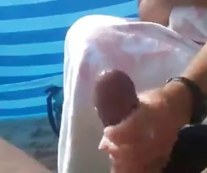 Señoras desnudas videos playa handjob