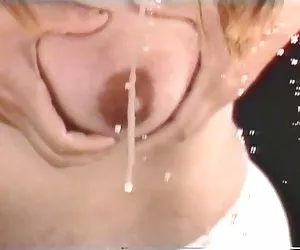 Puta videos porno gratis con amamantando exprime la leche de sus tetas grandes