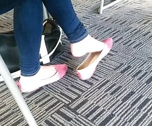Shoeplay muy putas xxx teen asiática Cándido pies colgando rosados pisos parte 2