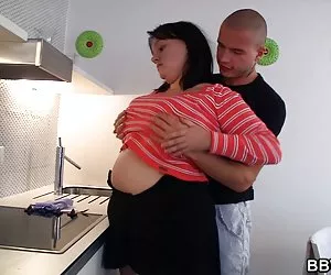 Titted maduras calientes xxx gratis enorme puta es golpeada en la cocina