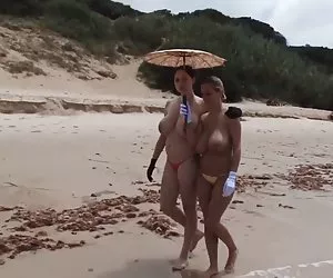 Porno porno xx 2 chicas con grandes tetas están caminando en la playa