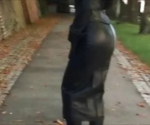 Muy zorras xxx señora de la falda de cuero negro ajustado