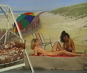 Dos lesbianas jugando en el fondo de la playa