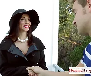 Hugetitted latina milf folla joven con no hijastra