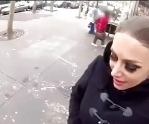 Putas busty milf francesa se la follan en los baños públicos por dinero