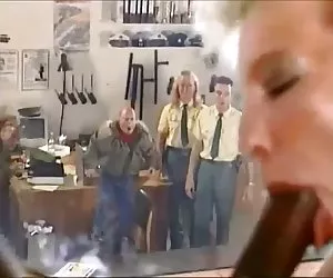Rubia de pelo corto alemán escena 19