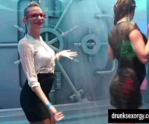 Chicas maduras follando chicas de club bi tener orgía de sexo en público