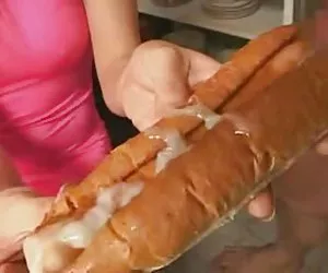 Chicas guapas japonesita comiendo semen en la comida (3)