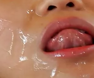 Mujeres en tetas chica taiwanesa recibe follada y facial en sofá rojo