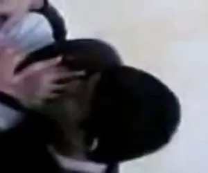 Las mujeres xxx indonesia-hiyab hijab beso al lado de la carretera