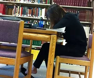 Video porno i biblioteca asia cándido pies shoeplay pisos colgando pt 1