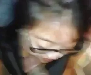Joven China aprendiendo a chupar un pene negro