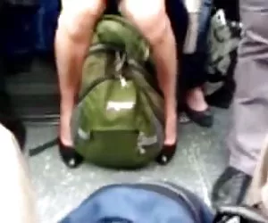 Upskirt sexo gratis en video en el tubo de Londres