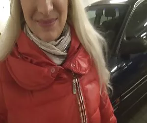 Mayores calientes rubia de belleza en el garaje de mamada