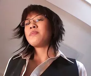Asia sexo cm pequeña cachonda folla y se frota su coño con consolador y vibradores