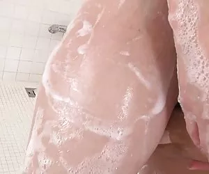 Japonesa porno de mujeres con tetas grandes muy cachonda le encanta comer después de mamada