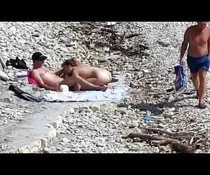 Zorraz xx pareja follada en una playa pública como personas caminada cerca de