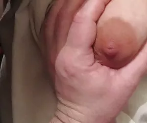 Gratis porno xxx tocar sus tetas bajo la blusa